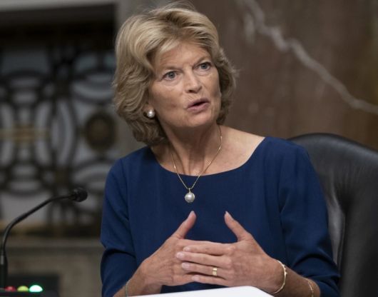 공화당 소속 리사 머카우스키 연방 상원의원(알래스카)은 도널드 트럼프 미국 대통령의 유럽 8개국 관게 부과 결정에 “미국 국가안보 증진에 아무런 기여도 못한 채 핵심 유럽 동맹국들을 멀어지게 만들 것”이라 비판했다.[게티이미지]