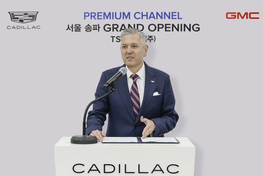 럭셔리 자동차 브랜드 캐딜락과 GMC의 송파 전시장 개관식에서 인사말을 하고 있는 헥터 비자레알 GM 한국사업장 사장 [캐딜락 제공]