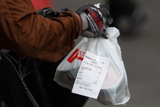 음식 배달 플랫폼에 주문된 음식이 배달되고 있는 모습. [연합]