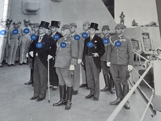 1945년 항복문서 서명을 위해 미주리함 위에 대기 중인 일제 외무대신(22번)은 윤봉길 의사의 폭탄에 맞아 다리부상을 입은 자이다.