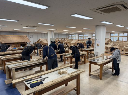 전북대 한옥학과 학생들이 전통 건축기법인 맞춤과 이음을 활용해 ‘공포’ 만들기 실습을 하고있다. 윤성현 기자