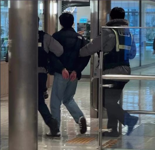 A씨가 경찰에 체포 당하는 모습. [온라인 커뮤니티 갈무리]