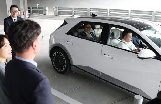 우원식 국회의장이 현대자동차혁신센터에서 시승을 하고 있다. [국회의장실 제공]