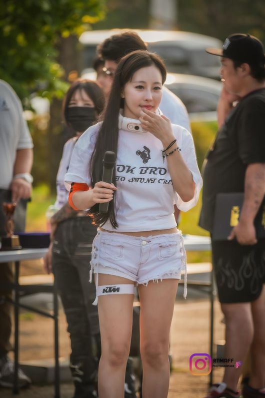 바이크 퍼포먼스대회 메인 MC를 보고 있는 이신비. [사진=이신비  인스타그램]