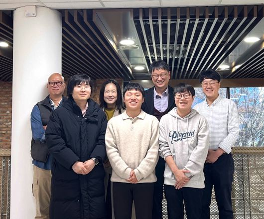 이번 연구를 수행한 KAIST 연구진. 김용관(뒷줄 왼쪽부터 시계방향), 이성빈, 양희준, 양용수 교수, 오재환, 홍석조, 박제민 연구원.[KAIST 제공]