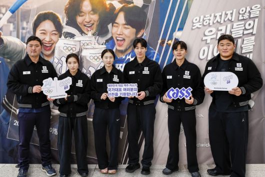 대한민국 양궁 남자 국가대표 김우진(왼쪽부터) 선수, 대한민국 쇼트트랙 여자 국가대표 김길리·최민정 선수, 대한민국 쇼트트랙 남자 국가대표 황대헌 선수, 대한민국 근대 5종 남자 국가대표 전웅태 선수, 대한민국 유도 남자 국가대표 김민종 선수가 응원 문구를 들고 기념촬영을 하고 있다. 사진=카스 제공