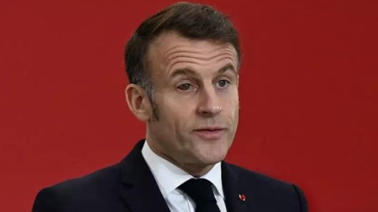 에마뉘엘 마크롱 프랑스 대통령. 오른쪽 실핏줄이 터져 붉게 충혈돼 있다. [엑스(X·옛 트위터) 캡처]