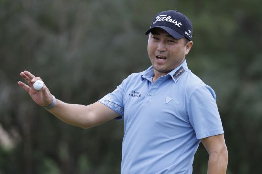 이태훈(리처드 T. 리)이 미국 플로리다주 레칸토 블랙 다이아몬드 랜치에서 열린 LIV 골프 프로모션 대회에서 우승을 확정짓는 퍼트를 성공시킨 뒤 환호하고 있다. [이매진이매지스]