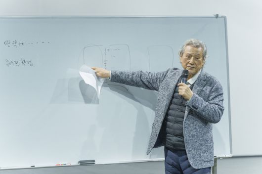 ‘연극내일 프로젝트’ 마스터클래스를 통해 30명의 청년 배우와 만난 배우 박근형 [한국문화예술위원회 제공]