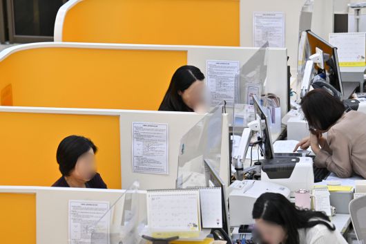 금융위원회가 21일 ‘금융업권 생산적 금융협의체’를 열고 금융권에 생산적 금융 실행을 위한 체계적인 관리체계 구축을 주문했다. 서울 여의도 시내의 한 은행을 찾은 고객들이 업무를 보고 있다. [헤럴드DB]