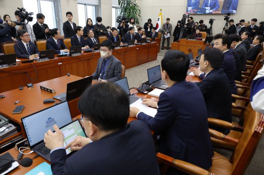 19일 서울 여의도 국회에서 열린 재정경제기획위원회 전체 회의에서 여야 의원들이 청문회 개최 여부를 두고 설전을 벌이고 있다. [연합]