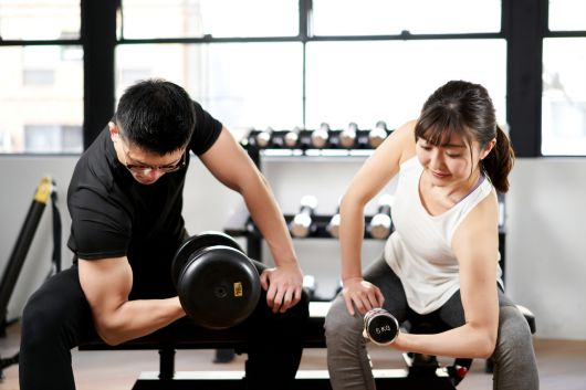 웨이트 트레이닝을 하는 사람들 [123RF]