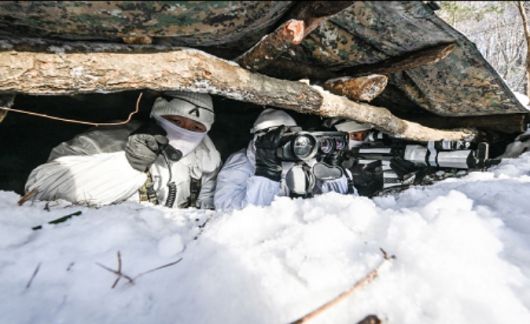 육군 특전사는 부대별 11박 12일 일정으로 강원도 대관령 황병산 일대 동계훈련장에서 설한지 극복훈련을 실시하고 있다. 사진은 육군 특전사 장병들이 설한지 극복훈련 간 다기능 관측경으로 핵심표적의 움직임을 관측하고, 항공화력을 유도하는 모습.[육군]