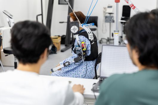 연구진이 환자가 직접 웨어러블 로봇을 착용하고 움직이는 상태에서 측정되는 데이터를 분석하고 있다.[ETRI 제공]