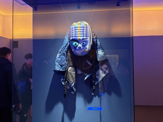 22일 서울 인사동 아라아트센터에서 열린 ‘쿠키런: 킹덤’ 아트 컬래버 특별전 ‘위대한 왕국의 유산’에 공개된 신정철 전통 탈 숙련기술 전승자의 작품 [차민주 기자/chami@]