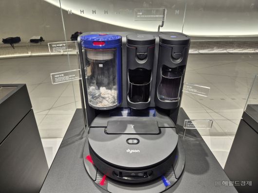 다이슨은 22일 서울 여의도 더현대 서울 5층의 팝업 스토어에서 미디어 행사를 갖고 로봇청소기를 공개했다. 김현일 기자