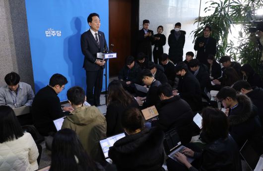 박수현 더불어민주당 수석대변인이 22일 정청래 대표가 기자회견을 통해 밝힌 조국혁신당과의 합당 제안에 대한 배경 설명을 하고 있다. [연합]