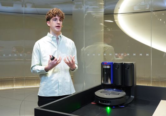 22일 서울 여의도 더현대 서울의 다이슨 팝업 스토어에서 네이슨 로슨 맥클린 매니저가 다이슨 스팟앤스크럽 Ai 로봇 청소기 제품을 시연하고 있다. [다이슨 제공]