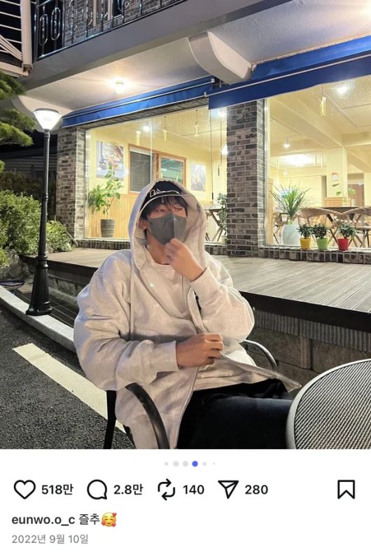 차은우가 2022년 자신의 SNS에 올린 사진. 모친이 운영하는 장어집을 배경으로 찍었다. 며칠 뒤 이 장어집은 이 게시물을 인용하며 가게를 홍보하는 글을 SNS에 올렸다.[차은우 SNS]