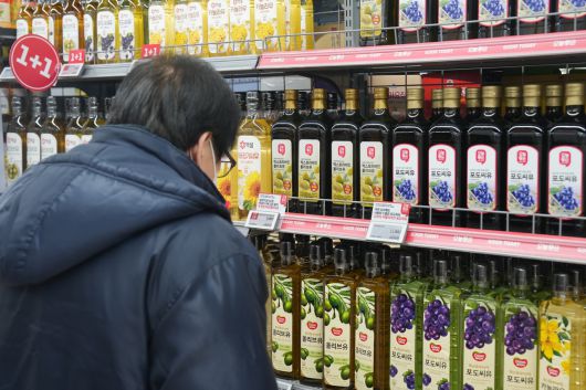 22일 서울 송파구의 한 롯데마트 매장을 찾은 고객이 매대에 진열된  ‘오늘좋은 엑스트라버진 올리브유’를 보고 있다. [롯데마트·슈퍼 제공]