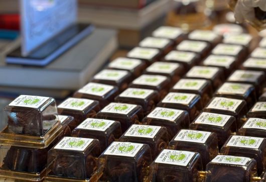 서울 종로구 한 카페에서 직원이 두바이 쫀득 쿠키를 진열대에 담고 있다. 강승연 기자