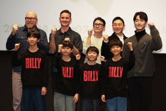 에드 번사이드 연출(뒷줄 왼쪽부터), 톰 호지슨 안무가, 이정권, 신현지 안무가, 임선우 발레리노, 김승주, 김우진, 조윤우, 박지후 [연합]