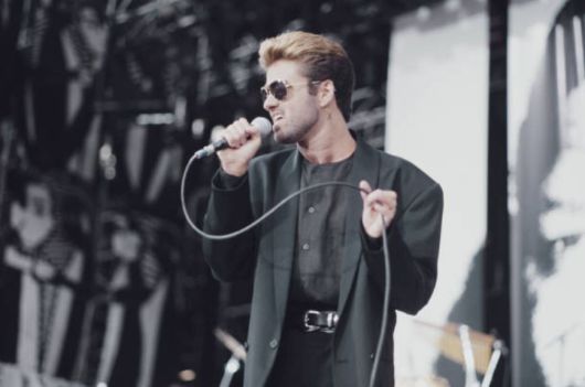 조지 마이클의 비극은 재능의 부족이 아닌, 재능이 너무 일찍 소비되었다는 데서 시작됐다. 그는 음악적으로 성장하기 이전에 먼저 ‘섹시하고 매력적인 남성 팝 아이콘’으로 자리 잡았고, 작곡가로 평가받기 전에 수려한 외모로 대중에게 인식됐다. 그의 커리어 초반을 규정한 것은 음악의 방향이 아닌 이미지의 고정이었다. [게티이미지/Photo by Michael Putland]