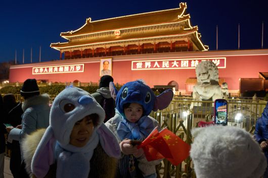 지난 21일 중국 베이징에서 방문객들이 천안문 광장을 지나가고 있다. [AP]