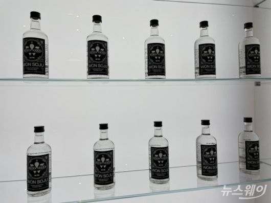 입구 정면에 펼쳐져 있는 '원소주' 포토존 옆으로 제품이 진열돼 있다. 사진=김민지 기자