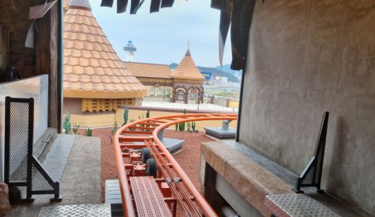 자이언트 디거의 출발선에서 바라본 전경. 최고속도 105km/h로 약 1km의 트랙을 고속 주행하는 롤러코스터로, 360도 회전 구간은 총 3군데다. 사진=천진영 기자