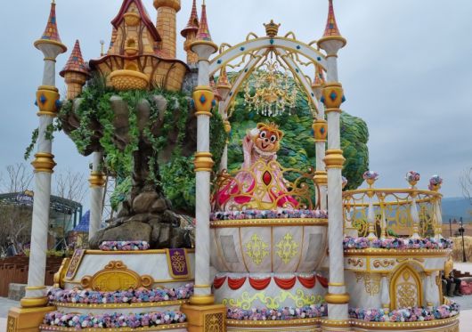 로리 여왕이 퍼레이드카를 타고 지나가며 관객들에게 손을 흔들고 있다. 사진=천진영 기자