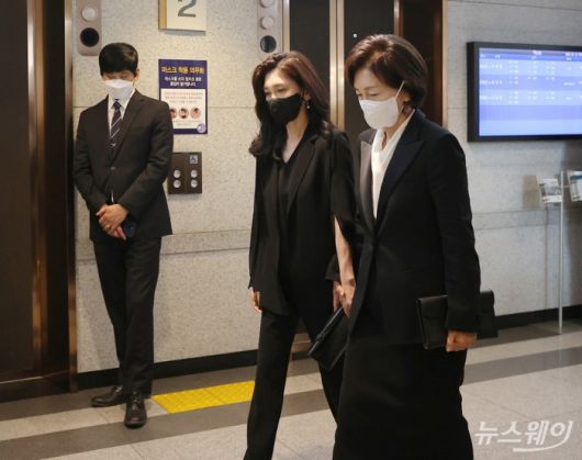 故 구자학 아워홈 명예회장 빈소. 이수길 기자 leo2004@newsway.co.kr 향년 92세로 별세한 故 구자학 아워홈 명예회장의 빈소가 12일 서울아산병원 장례식장에 마련된 가운데 홍라희 전 삼성미술관 리움 관장과 이부진 호텔신라 대표이사 사장이 빈소에 들어서고 있다.