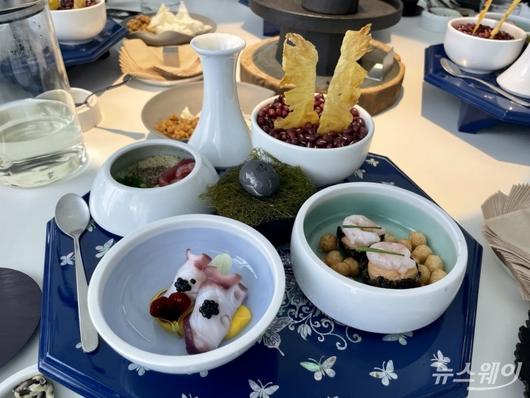 시그니처 메뉴 '주병합'. 겉으로 보기엔 주병(술병)이지만 이를 4단으로 나누면 각각의 그릇이 되고 안에 타파스가 들어있다. 파인애플칩, 김부각과 아귀간 간새우, 문어 숙회와 당근퓨레, 감태에 싸먹는 참치육회 타파스로 구성됐다. 사진=김민지 기자 kmj@newsway.co.kr