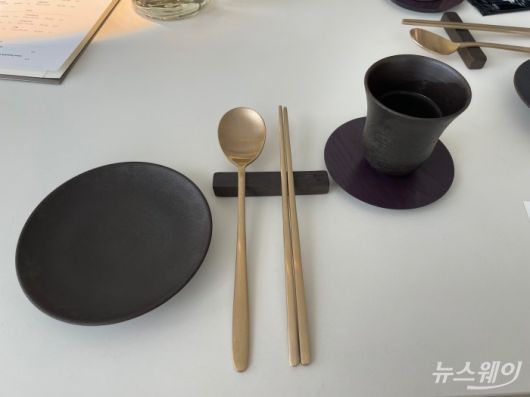 푼주의 식기는 리움스토어와 협업해 전통공예작가 전상근의 수저, 잔, 그릇을 활용했다. 사진=김민지 기자 kmj@newsway.co.kr
