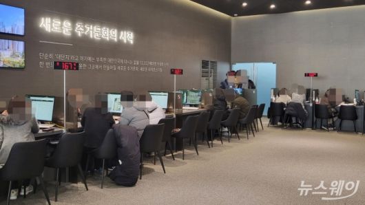 1일 오전 서울 강동구 올림픽파크 포레온 견본주택을 찾은 청약희망자들이 청약일정 상담 받고 있다. 사진 = 김소윤 기자