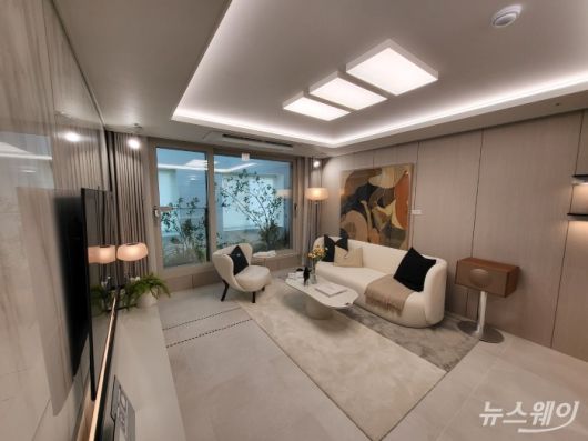 청량리 롯데캐슬 하이루체 거실. 사진= 주현철 기자