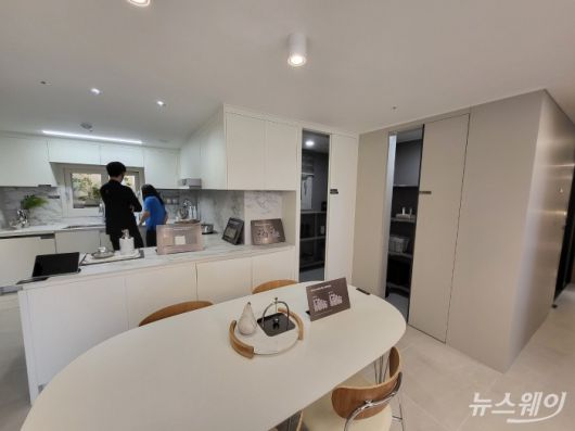 광명 센트럴 아이파크 부엌. 사진= 주현철 기자