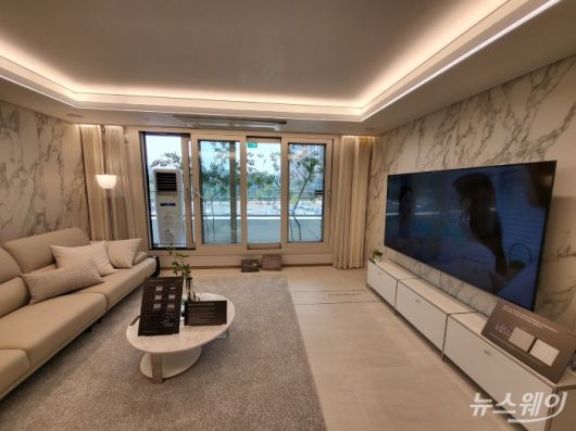 광명 센트럴 아이파크 거실. 사진= 주현철 기자