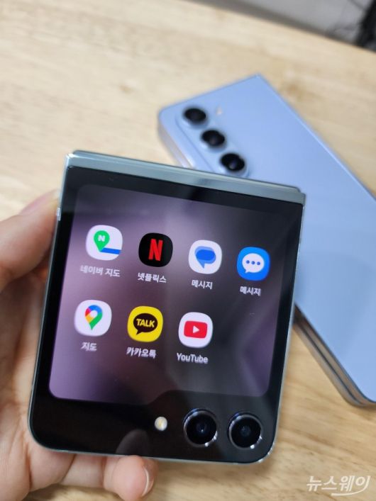 갤럭시Z플립5 커버스크린에서는 넷플릭스, 유튜브, 지도 등 다양한 앱들이 실행할 수 있었다. 사진=이지숙 기자