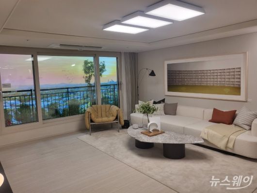 상도 푸르지오 클라베뉴 거실. 사진= 주현철 기자