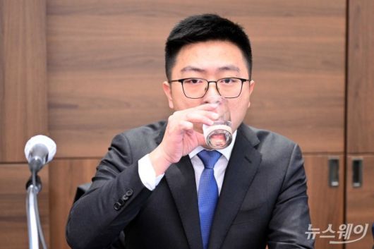 레이 장 알리익스프레스 코리아 대표가 6일 오전 서울 중구 롯데호텔에서 열린 '지적재산권 및 소비자 보호 강화 발표' 기자간담회에서 물을 마시고 있다. 사진=강민석 기자 kms@newsway.co.kr