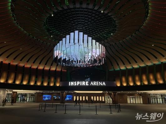 LED 샹들리에가 설치돼 있는 초대형 원형 홀 '로툰다' 사진=김민지 기자 kmj@newsway.co.kr