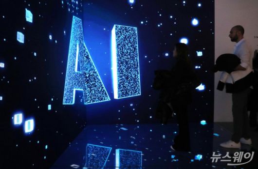 모바일월드콩그레스2023을 찾은 관람객들이 KT 부스를 둘러보고 있다. 사진=사진공동취재단