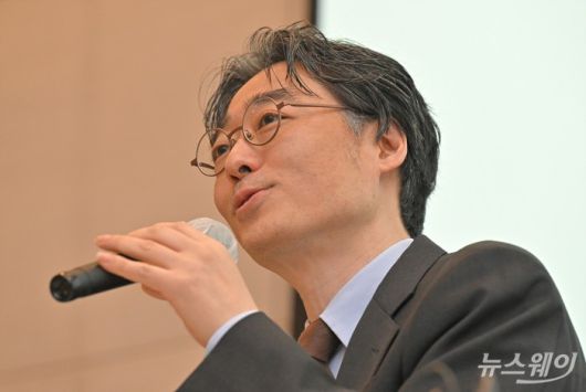 임종윤 한미약품 사장과 임종훈 한미정밀화학 대표가 21일 오전 서울 여의도 FKI타워 컨퍼런스센터에서 열린 기자간담회에서 발언하고 있다. 사진=이수길 기자 Leo2004@newsway.co.kr