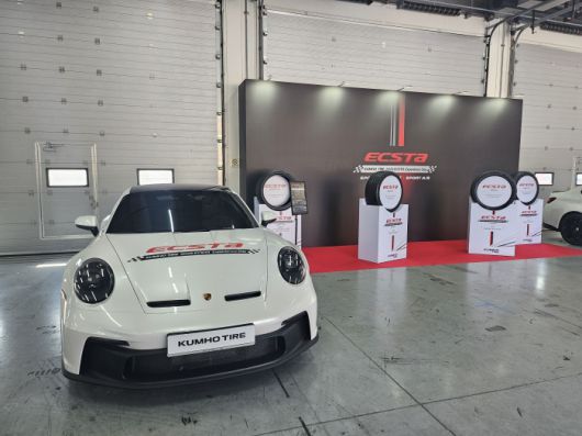 금호타이어는 지난 15일 경기도 용인 AMG 스피드웨이에서 '엑스타 익시피리언스 데이(ECSTA Experience Day)' 미디어 행사를 열었다. 사진=김다정 기자