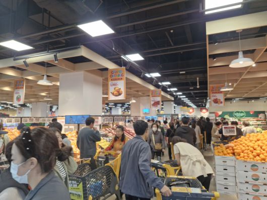 17일 그랜드 오픈한 이마트 푸드마켓 고덕점에 고객들로 북적인다./사진=조효정 기자