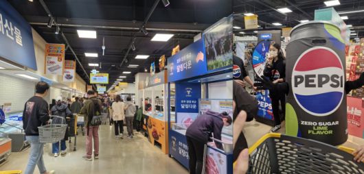 이마트 고덕전 내 다양한 팝업부스와 판촉행사는 축제에 온 듯한 느낌도 들게 했다./사진=조효정 기자