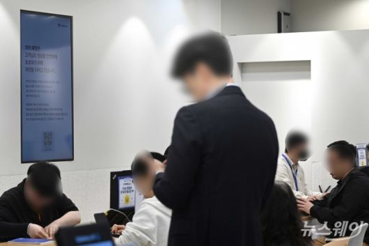 최근 대규모 해킹 공격으로 인해 가입자 유심(USIM) 정보가 탈취된 SK텔레콤(=SKT)이 28일 오전 서울 시내 한 SKT 대리점에서 이용자들에게 무료 유심 교체를 하고 있다. 사진=강민석 기자 kms@newsway.co.kr