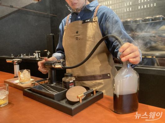 스타벅스 파트너가 음료를 제조하고 있다. 사진=김제영 기자