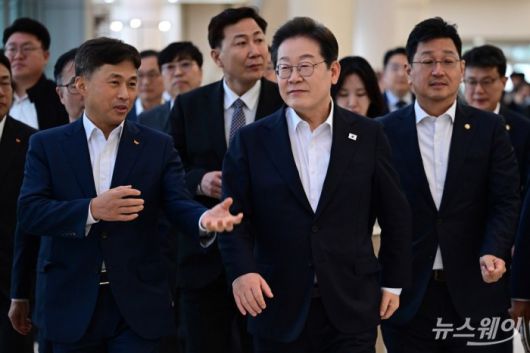 이재명 더불어민주당 대선 후보와 곽노정 SK하이닉스 대표이사 사장(왼쪽)이 28일 오후 경기도 이천시 SK하이닉스 이천캠퍼스에서 'K-반도체' AI메모리반도체 기업 간담회를 위해 만나 대화하며 걷고 있다. 사진=국회사진취재단